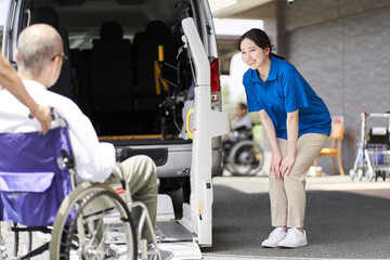 介護タクシーで高齢者を送迎をする介護士