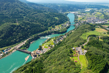 Fototapeta premium 富山県富山市の猿倉山、御前山、小佐波御前山周辺の自然をドローンで撮影した風景 Scenery taken by drone of nature around Sarukura-yama, Gozen-yama and Ozanami-Gozen-yama in Toyama City, Toyama Prefecture.