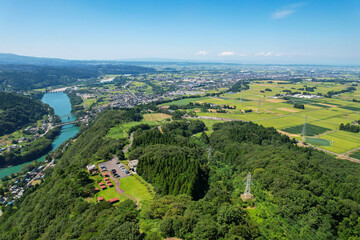 Obraz premium 富山県富山市の猿倉山、御前山、小佐波御前山周辺の自然をドローンで撮影した風景 Scenery taken by drone of nature around Sarukura-yama, Gozen-yama and Ozanami-Gozen-yama in Toyama City, Toyama Prefecture.