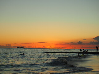 ハワイ、ワイキキビーチに沈む夕日