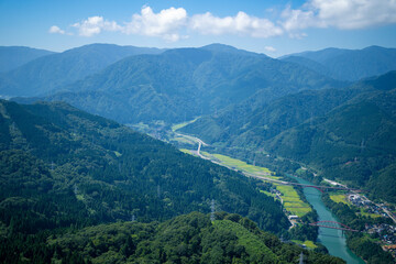 Fototapeta premium 富山県富山市の猿倉山、御前山、小佐波御前山を登山する風景 Scenery of climbing Sarukura Mountain, Gozen Mountain, and Ozanami Gozen Mountain in Toyama City, Toyama Prefecture. 