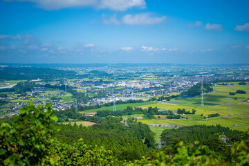 Fototapeta premium 富山県富山市の猿倉山、御前山、小佐波御前山を登山する風景 Scenery of climbing Sarukura Mountain, Gozen Mountain, and Ozanami Gozen Mountain in Toyama City, Toyama Prefecture. 