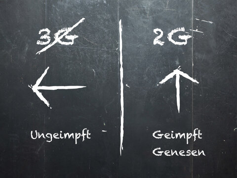 Kreide, Corona, Coronaregeln, Covid 19, Kreidefarbe, Tafel, Abbiegen, Regeln, Versto&szlig;, Geimpft, Genesen, Ungeimpft, 2G, 3G, 
