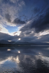 雲の下の湖。日本の北海道の屈斜路湖で。