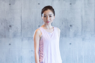 フィットネスクラブで壁の前に立っている女性