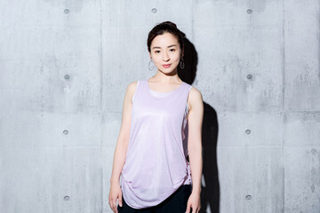 フィットネスクラブで壁の前に立っている女性