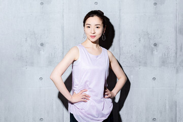 フィットネスクラブで壁の前に立っている女性