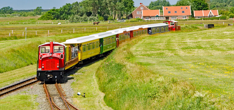 Inselbahn Langeoog, eingleisige Schmalspurbahn,  ostfriesischen Insel Langeoog, F&auml;hrhafen