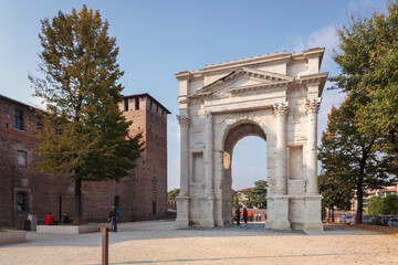 Fototapeta na wymiar Verona. Arco dei Gavi, I° sec. situato nella piazzetta di Castelvecchio a lato del museo. 