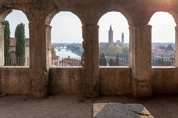 Verona. Panorama della riva del fiume Adige dal Museo Archeologico al Teatro Romano
