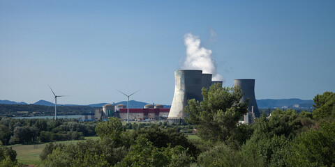 Panorama sur la centrale nucléaire et les éoliennes