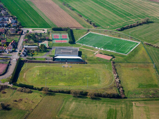 vue aérienne de terrains de sport à Ecquevilly  dans les Yvelines en France