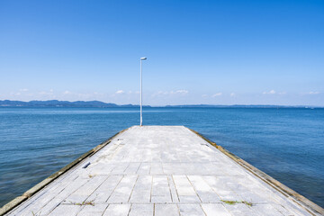 【夏】宮の浜海水浴場からみる青い海と晴れた空の風景　香川県　豊島	