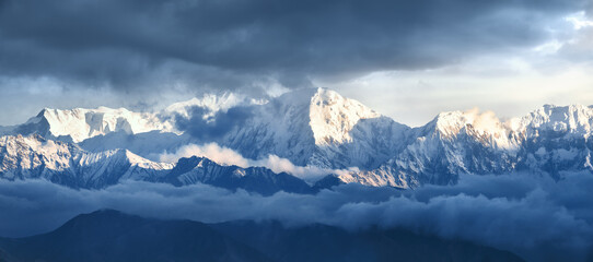 Scenic Panoramic view of snow mountains range landscape in Himalaya - obrazy, fototapety, plakaty