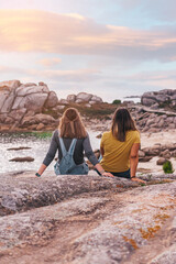 Naklejka premium Two female friends contemplating the ocean