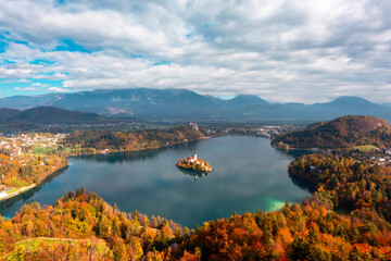Obraz premium Colorful sunrise view of Bled lake in Julian Alps, Slovenia