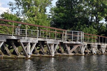 Fototapeta na wymiar Holzbrücke über einem Kanal in Christiania, Kopenhagen