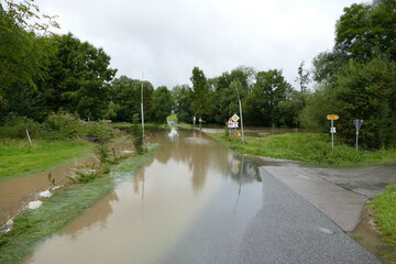 Hochwasser in Oberbayern - Nach einem Starkregen sind die Zufahrtsstraßen überschwemmt.