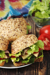 Sandwiches with whole grain bread, ham and vegetables