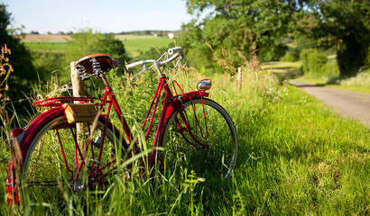 Fototapeta na wymiar Vélo en bord de route sur un chemin de campagne.