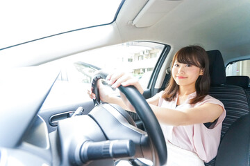 車を運転する若い日本人女性