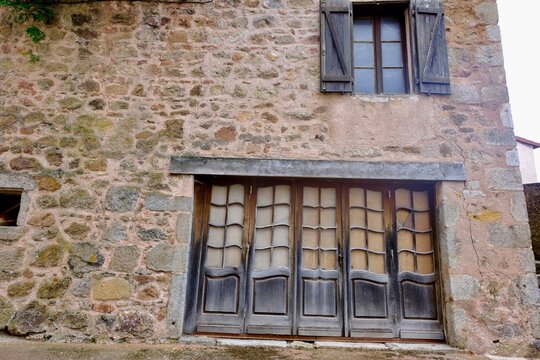 VIELLE MAISON AVEC FENETRE AMBIERLE LOIRE