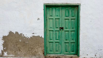 Grüne Türen, weiße Wände - traditionelle spanische Architektur