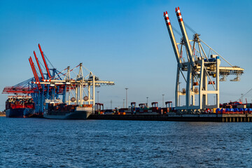 Hamburg Hafen Elbe Container Terminal Kräne Ladung Schiffe rot blau Panorama Elbchaussee Technik...