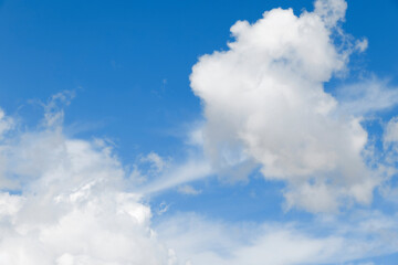 Obraz premium White clouds on the blue sky, background