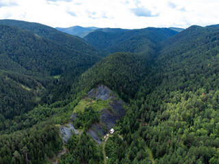 Obraz premium Mountain range and small houses in the forest