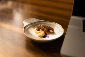 小皿に入ったミックスナッツ