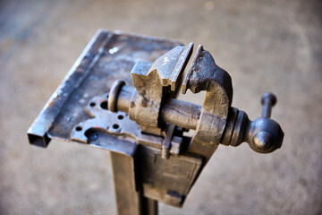 Alter und verrosteter Schraubstock 