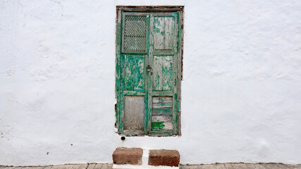 Grüne Türen, weiße Wände - traditionelle spanische Architektur