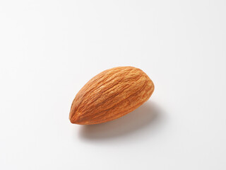 アーモンドの実　白背景で