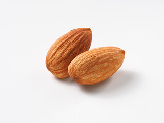 アーモンドの実　白背景で