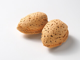 アーモンドの実　白背景で