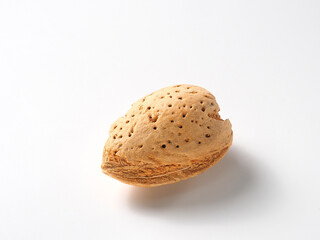 アーモンドの実　白背景で