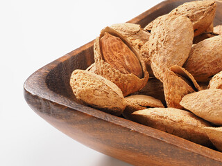 アーモンドの実　白背景で