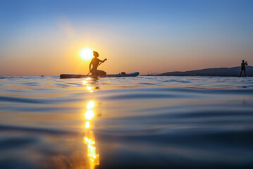 Naklejka premium sup surfing in the sea