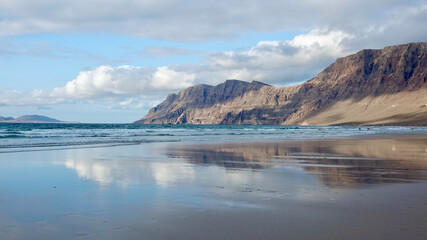 Obraz premium Küstenlandschaft mit Fels und Strand am Meer, Kanarische Inseln