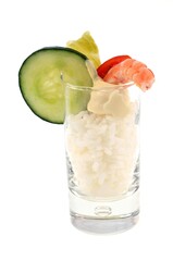Verrine avec une rondelle de concombre, du riz et une crevette en gros plan sur fond blanc