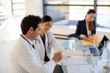 Obraz premium Doctors and businesswoman talking in meeting