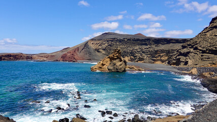 Küstenlandschaft mit Fels und Strand am Meer, Kanarische Inseln