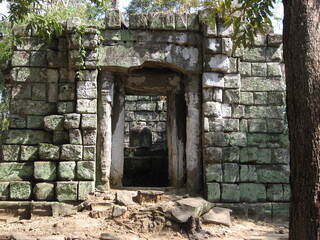 Obraz premium カンボジア、コーケー遺跡群のプラサットリンガ。 One of the Koh Ker archaeological site, Cambodia.