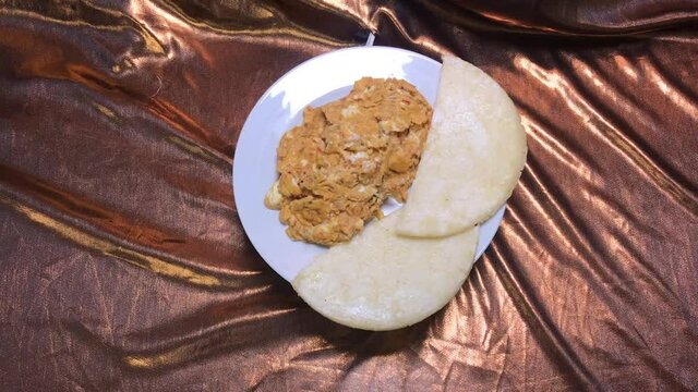 huevos pericos con arepa