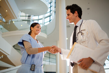 Obraz premium Doctor and nurse handshaking in hospital