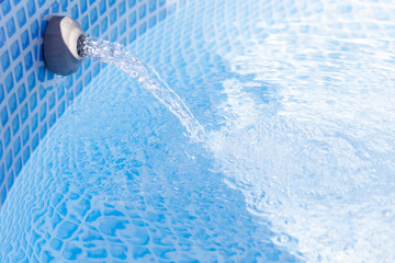 Filtrowana woda wypływa z otworu w basenie