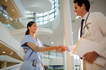 Obraz premium Doctor and nurse handshaking in hospital
