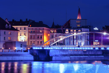 Most Piastowski w Opolu oświetlony na niebiesko nocą - obrazy, fototapety, plakaty