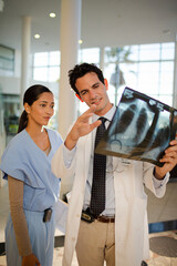 Obraz premium Doctor and nurse viewing chest x-rays